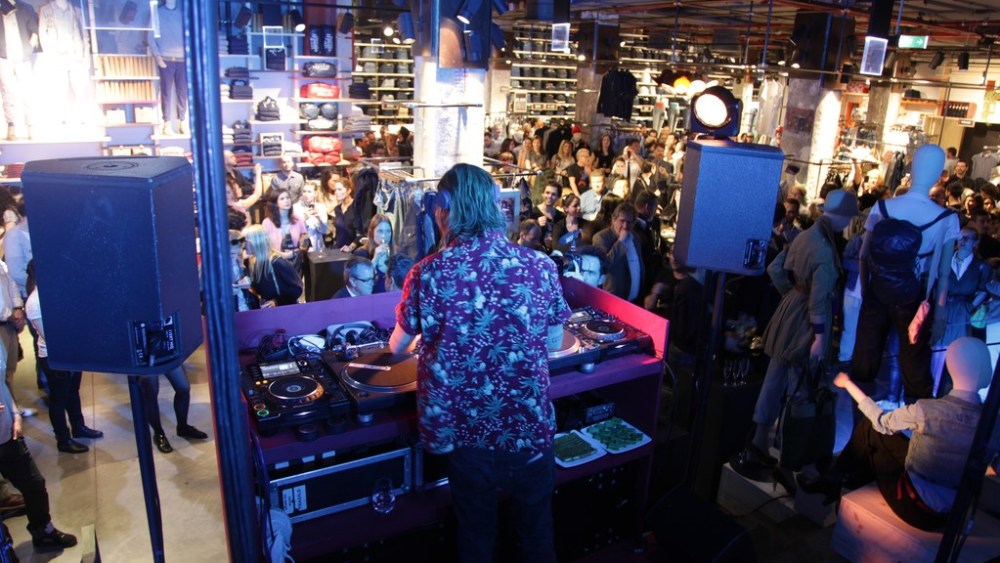Levi’s Fetes Champs-Elysées Store
