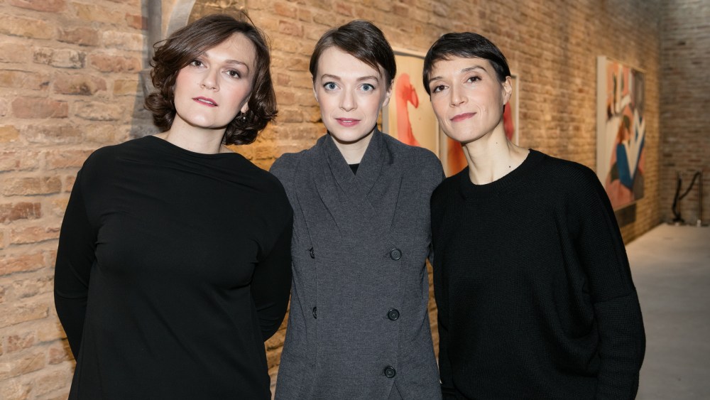 Mari, Vera and Sara in Galerie König