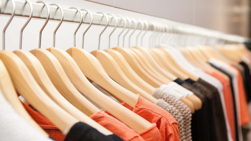 Express Sales Fall Flat, Income Drops, Guidance Cut