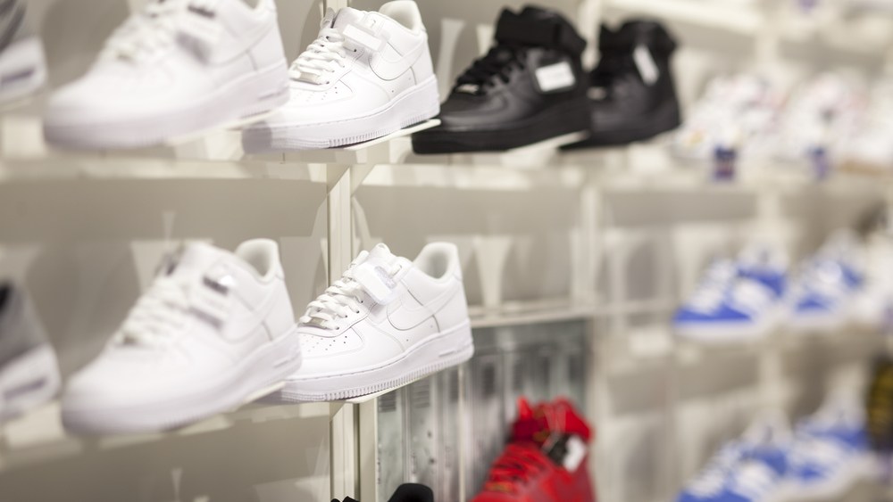 DSW Reports Drop in Income, Slashes Forecast