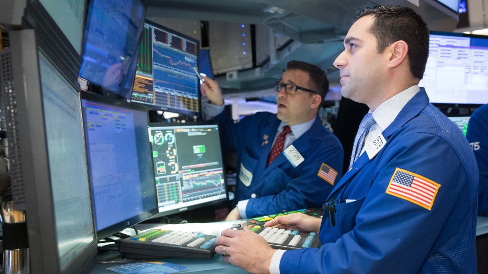 Stocks Edge Lower on Economic Growth Concerns