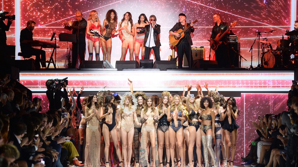 Jacques Dutronc performing for the Etam show finale