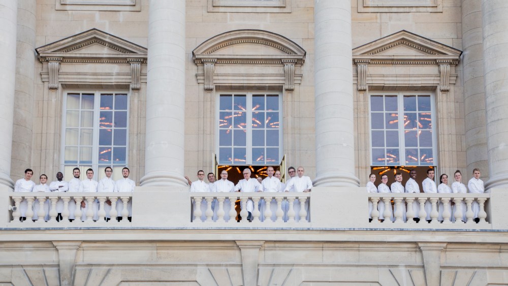 Alain Ducasse and his team on the balconies of Ore.