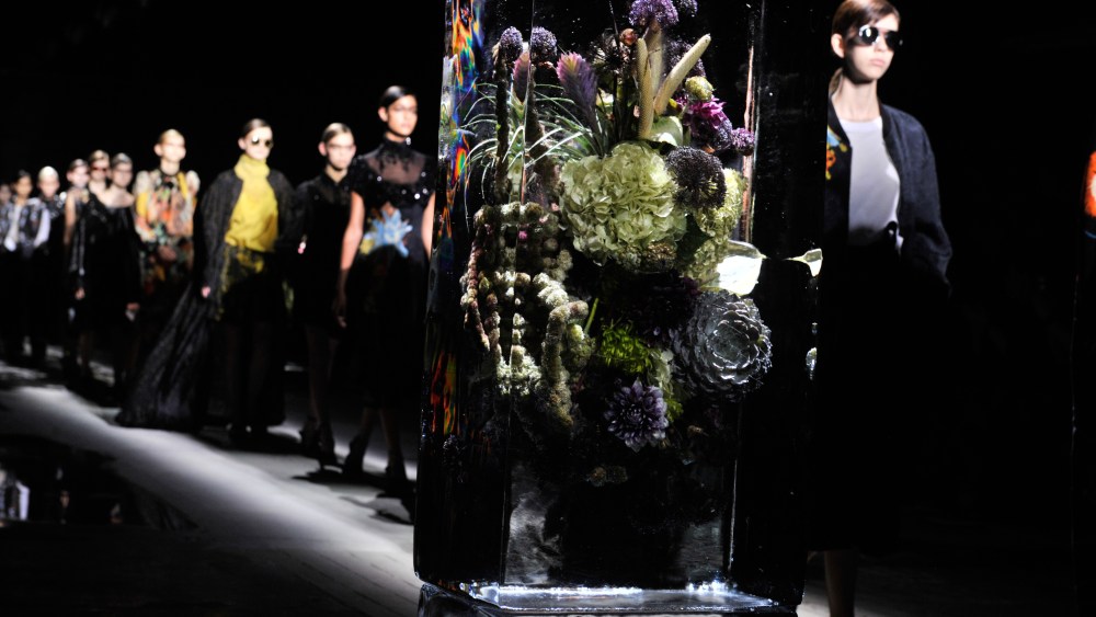 dries van noten spring 2017 set flowers ice