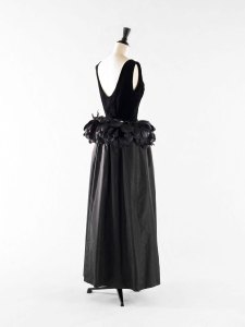 Balenciaga. Robe. Corsage en velours, noir, jupe en taffetas, plumes de coq noires dont les extrÈmitÈs sont soulignÈes de paillettes noires, doublure en crÍpe de soie au corsage et en organza ‡ la jupe. 1965-1966. Galliera, musÈe de la Mode de la Ville de Paris.