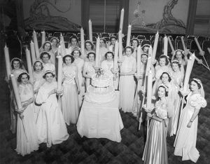 New York, New York: c. 1933. Society girls gather around the Presidents Birthday Ball cake at the Waldorf-Astoria.VARIOUS
