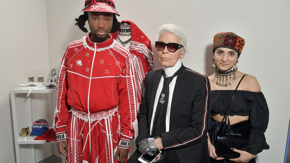 Karl Lagerfeld visits the Jahnkoy booth at the LVMH Prize presentation.
