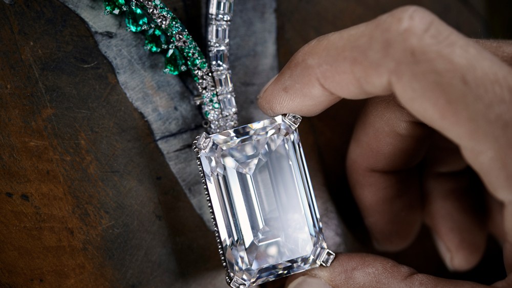 De Grisogono created a necklace with 5,949 brilliant-cut emeralds and weighing 38.84 carats to frame the diamond. 
