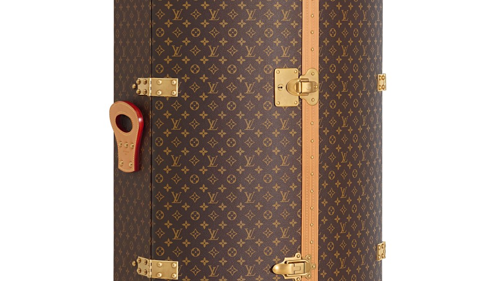 Punching Trunk Karl Lagerfeld et Louis Vuitton, en toile Monogram, contenant une Punching Suitcase. - vue de 3/4.