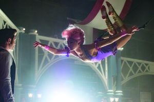 DF-11638_R – Philip (Zac Efron) is entranced by Anne’s (Zendaya) trapeze artistry in Twentieth Century Fox’s THE GREATEST SHOWMAN.