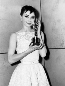 No Merchandising. Editorial Use OnlyMandatory Credit: Photo by SNAP/REX/Shutterstock (390875ll)FILM STILLS OF 'ROMAN HOLIDAY' WITH AWARDS - OSCARS, 1953, ACADEMY AWARDS CEREMONIES, ACCESSORIES, AWARDS - ACADEMY, BEST ACTRESS, AUDREY HEPBURN, NEW YORK CITY, OSCAR (ACADEMY AWARD STATUE), OSCAR RETRO, OSCAR PERSONALITY, HOLDING AWARD IN 1953VARIOUS