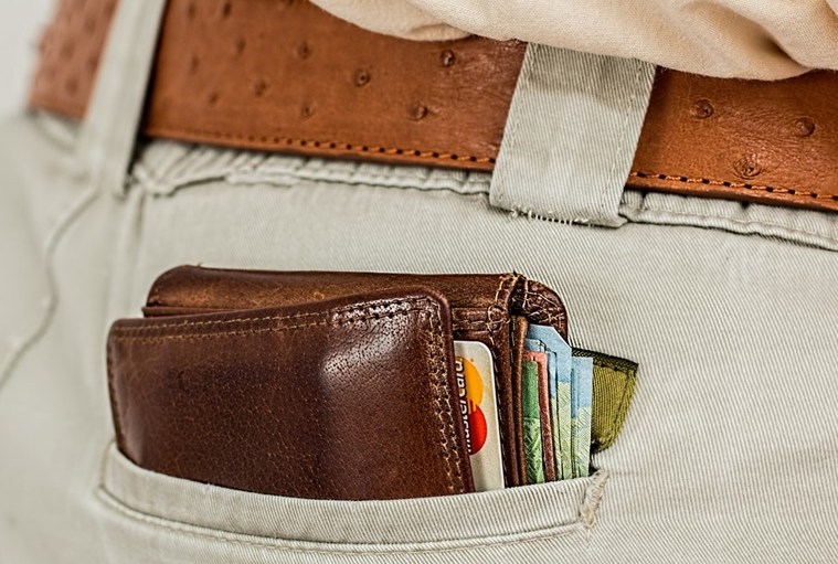 Study: Men are Outshopping Women the UK