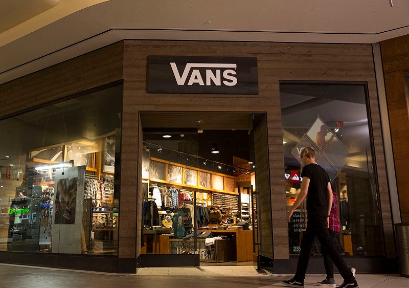 VF Corp Beats Analyst Projections Q2; Chairman Retires