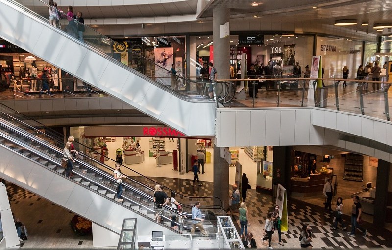 Clothing Sellers Defy Retail’s Death Rattle