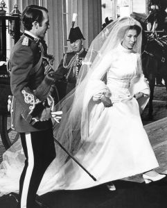 Princess Anne and Mark Phillips arriving at Buckingham Palace after their wedding 14/11/73Various