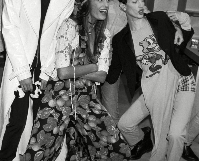 Marc Jacobs with models backstage before his Spring 1993 Grunge collection for Perry Ellis.