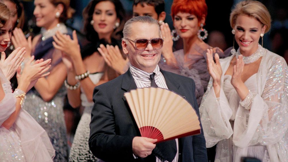 Karl Lagerfeld, Linda Evangelista German designer Karl Lagerfeld, center, smiles as he fans himself while his models clap after the presentation of his 1991-1992 Fall-Winter haute couture collection for Chanel in Paris, . Model Linda Evangelista can be seen second from rightFashion Lagerfeld, Paris, France