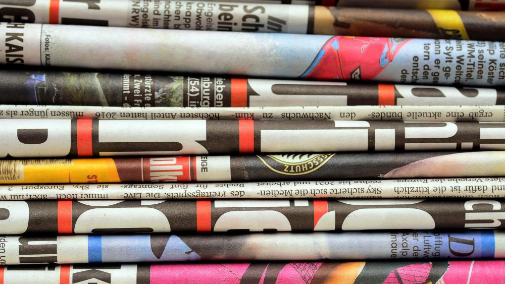 Different daily newspapers on one pileVARIOUS