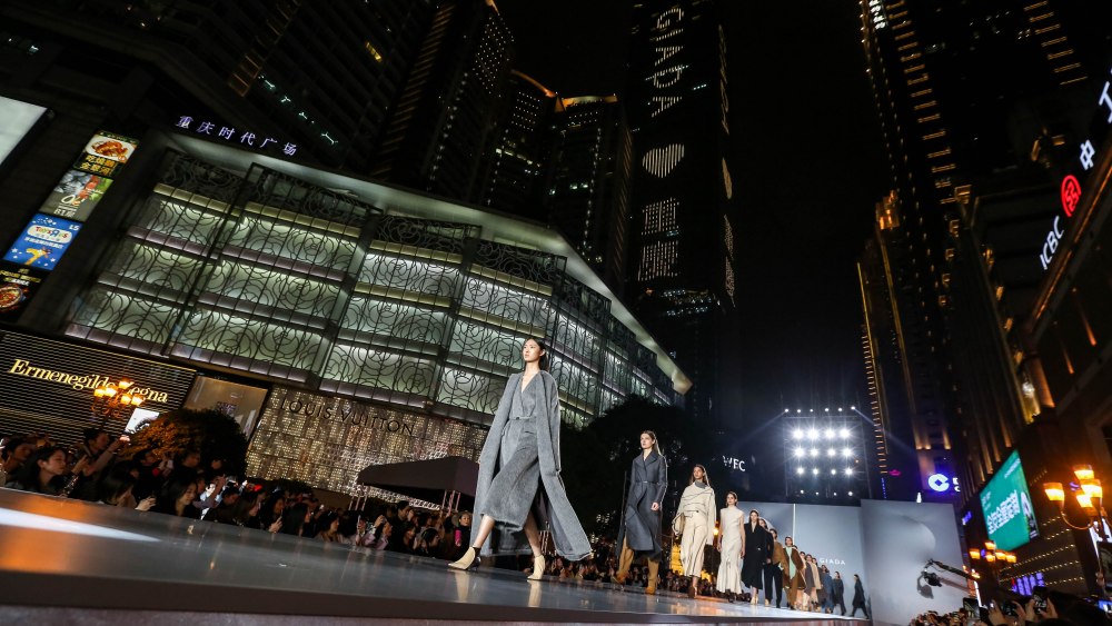 Giada staged a fashion show in the heart of Chongqing at the People's Liberation Monument.