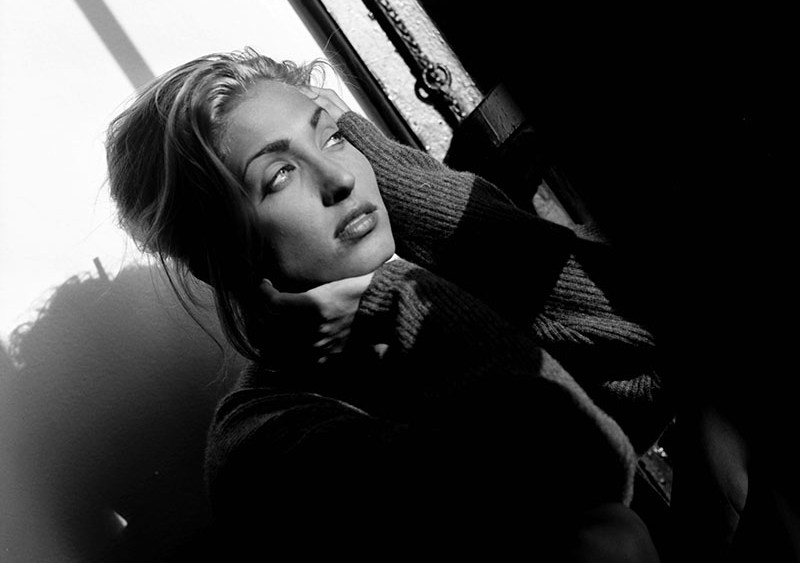 Carolyn Bessette-Kennedy poses for portraits on August 25, 1992 in New York City. (Photo by David Turner/WWD/Penske Media via Getty Images)