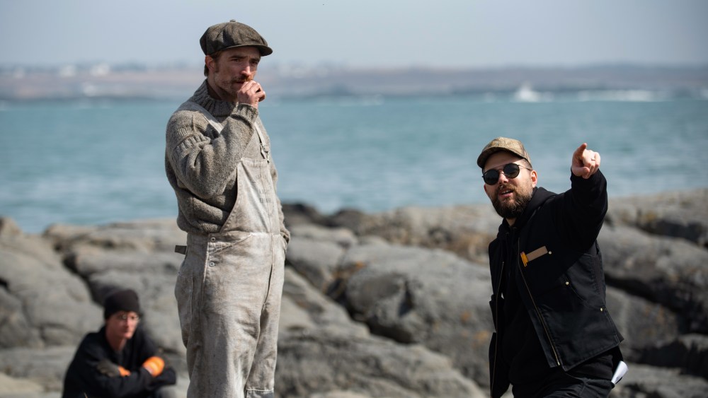 Actor Robert Pattinson (left) and director Robert Eggers (right) on the set of THE LIGHTHOUSE. Credit : Chris Reardon / A24 Pictures
