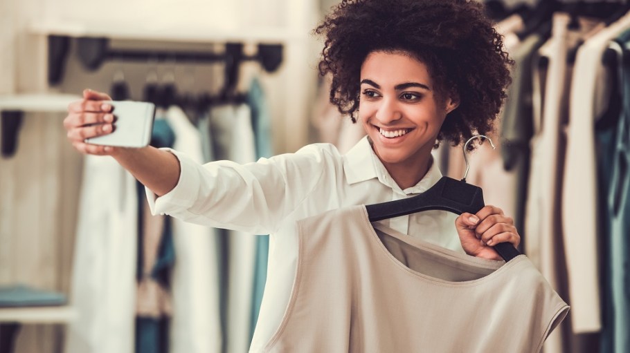 Ending a three-month streak of increases, retail apparel prices fell 0.4 percent last month, led by a drop in women’s and girls’ clothing.