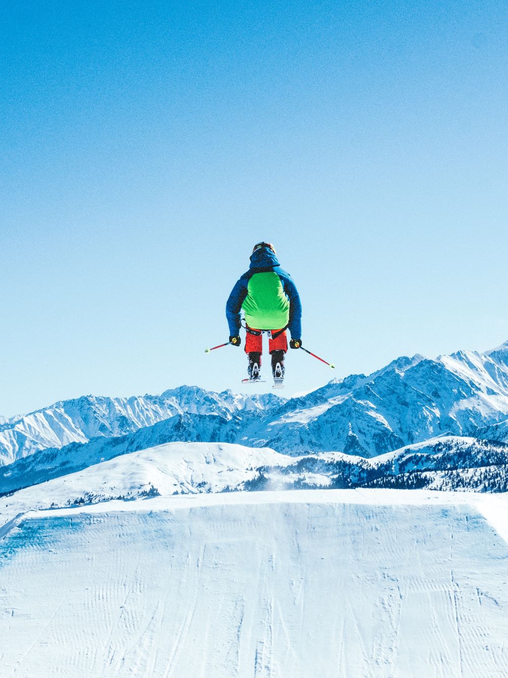 Outdoor sports retailer Mountain Hardwear bowed an augmented reality e-commerce experience to help winter sports fans shop for ski outfits.