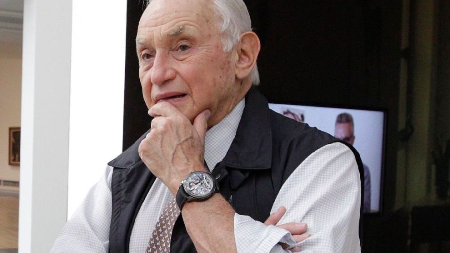 Leslie Wexner is out as L Brands CEO and chairman.