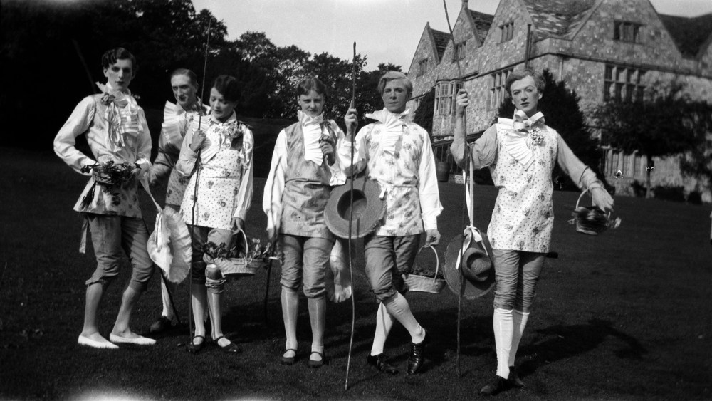 Cecil Beaton’s Portraits of the Shiny Set Steal the London Spotlight