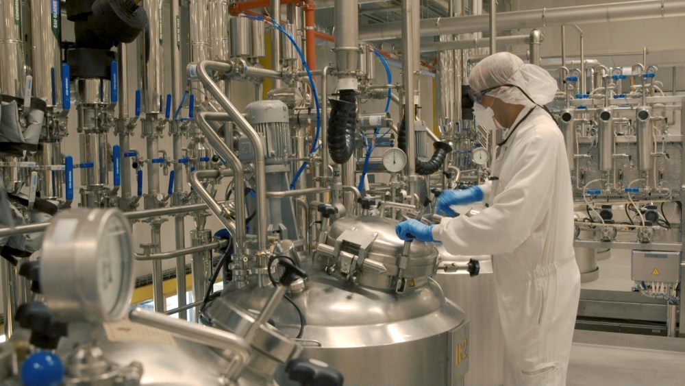 L'Oréal's Vichy factory making hydro-alcoholic gel.