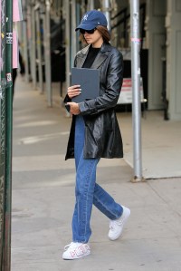 Models Kaia Gerber and Cindy Crawford pick up smoothies at Dr. Smood before heading to the ai in New York City. Kaia is wearing Nike Air Force 1 Low sneakers with the words "Air" and "Flea" on the sides.Pictured: Kaia GerberRef: SPL5121971 131019 NON-EXCLUSIVEPicture by: Christopher Peterson / SplashNews.comSplash News and PicturesUSA: +1 310-525-5808London: +44 (0)20 8126 1009Berlin: +49 175 3764 166photodesk@splashnews.comWorld Rights