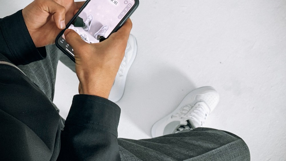 Dior's new Snapchat lens dedicated to the B27sneakers