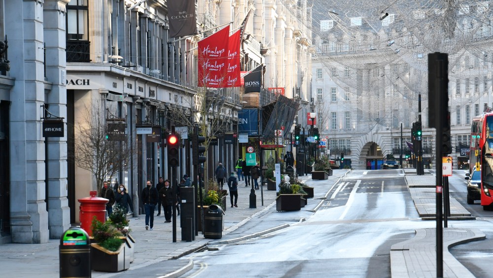 Coronavirus - Sun Dec 20, 2020. People in Regent Street in central London after Prime Minister Boris Johnson cancelled Christmas and introduced Tier 4 restrictions for almost 18 million people across London and eastern and south-east England, after scientists warned of the rapid spread of the new variant coronavirus. Picture date: Sunday December 20, 2020. The Prime Minister announced on Saturday that from Sunday areas in the South East currently in Tier 3 will be moved into a new Tier 4 for two weeks ' effectively returning to the lockdown rules of November. In the rest of England, the planned Christmas easing of the restrictions ' allowing three households to meet over the festive period ' will be severely curtailed to apply to Christmas Day only. See PA story HEALTH Coronavirus. Photo credit should read: Stefan Rousseau/PA Wire URN:57202046 (Press Association via AP Images)