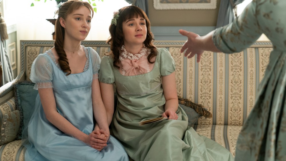 BRIDGERTON (L to R) PHOEBE DYNEVOR as DAPHNE BRIDGERTON and CLAUDIA JESSIE as ELOISE BRIDGERTON in episode 101 of BRIDGERTON Cr. LIAM DANIEL/NETFLIX © 2020