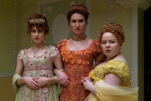 BRIDGERTON (L to R) HARRIET CAINS as PHILLIPA FEATHERINGTON, BESSIE CARTER as PRUDENCE FEATHERINGTON and NICOLA COUGHLAN as PENELOPE FEATHERINGTON in episode 10 of BRIDGERTON Cr. LIAM DANIEL/NETFLIX © 2020
