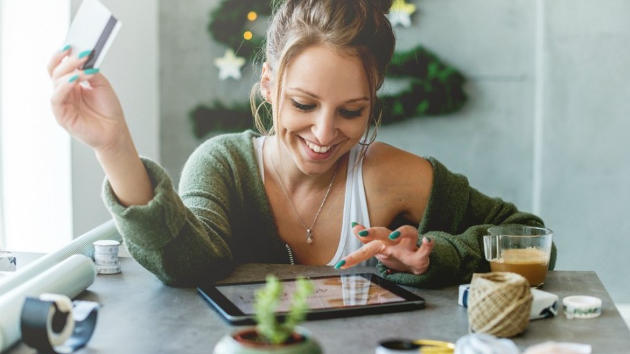 Holiday shoppers heavily favor the web, but retail execs underestimated their needs.