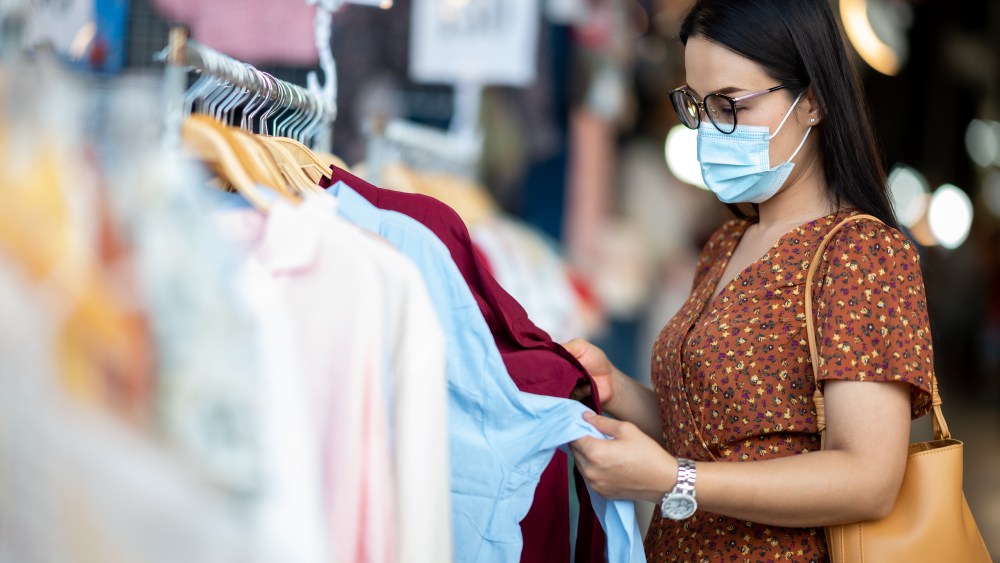 woman shopping with mask