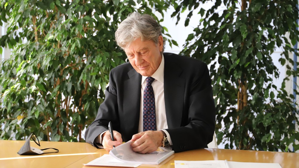 Intercos Group's president and founder Dario Ferrari signing the agreement with the University of Milano-Bicocca.