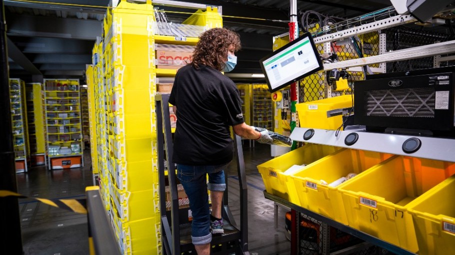Amazon will offer on-site coronavirus vaccinations to its front-line distribution center warehouse workers starting in three states.