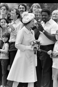Queen Elizabeth II (C) visits the Arlington National Cemetery in Arlington, Virginia, on July 7, 1976.
