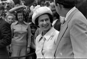 Queen Elizabeth II (C) visits the Arlington National Cemetery in Arlington, Virginia, on July 7, 1976.