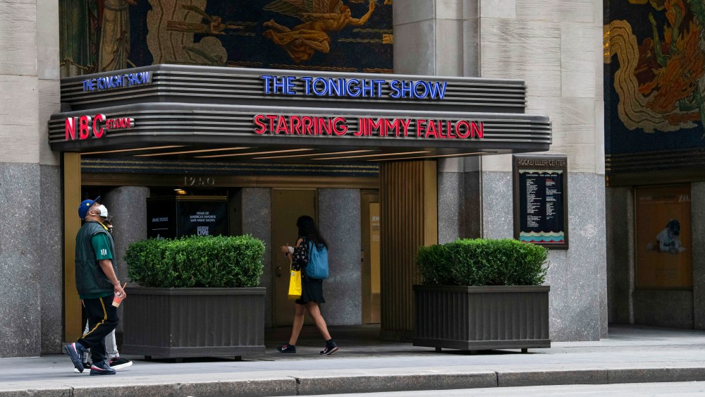 August 22, 2020: An overall view of a pedestrian walking past The Tonight Show studio location in NYC while wearing a PPE mask due to the Covid-19 pandemic in Manhattan, New York. Mandatory credit: Kostas Lymperopoulos/CSM (Credit Image: © Kostas Lymperopoulos/CSM via ZUMA Wire) (Cal Sport Media via AP Images)