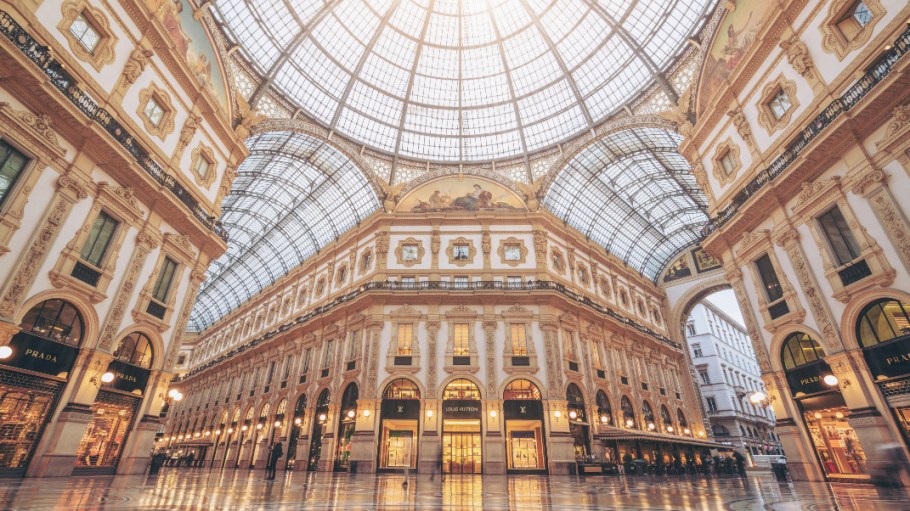British tourists and international shoppers in search of tax-free deals could give European retailers a sales benefit of 2.60 billion euros.
