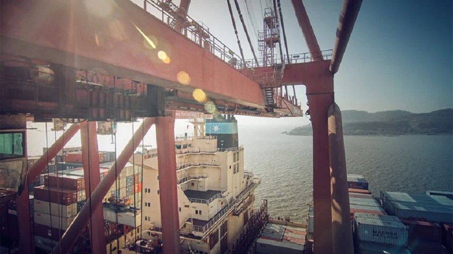 Volatility persists in the container shipping market, with carrier freight rates and profitability pointing up, but risks still high.