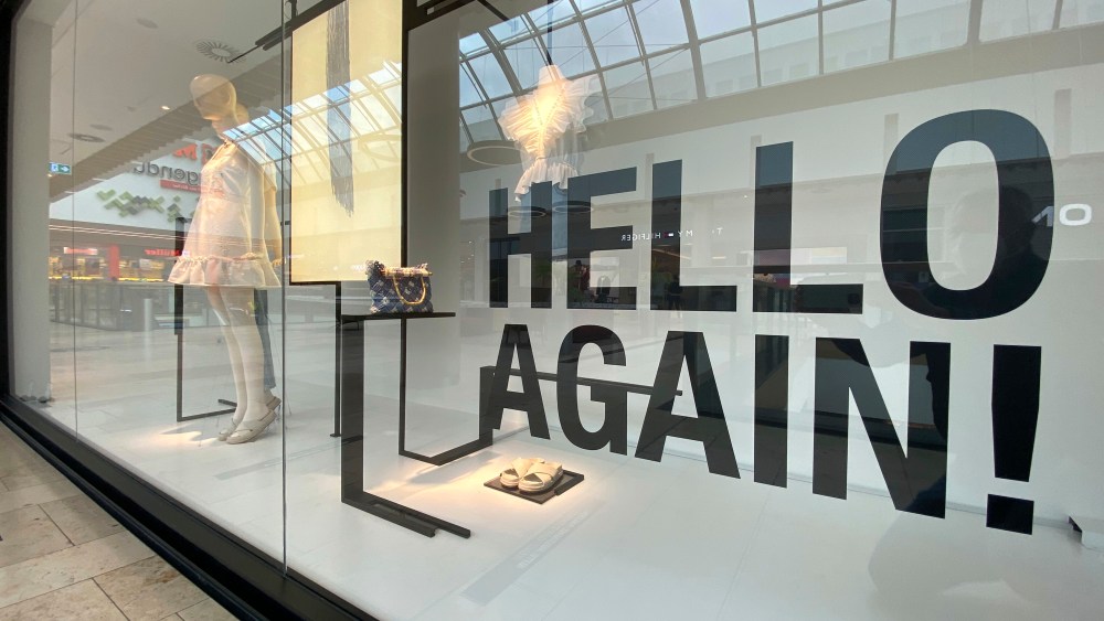 Subject picture: opening of retail trade due to falling incidence. In the shop window of a fashion store it says in large letters: HELLO AGAIN. Reopening, Photo by: Frank Hoermann/SVEN SIMON/picture-alliance/dpa/AP Images
