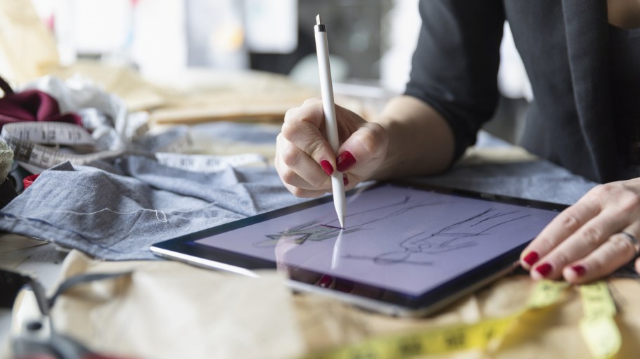 Lectra's cloud-driven PLM Kubix Link solution shares and communicates product-related data from first sketch to online sales channel.