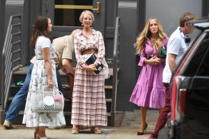 Photo by: NDZ/STAR MAX/IPx 2021 7/20/21 Kristin Davis, Cynthia Nixon and Sarah Jessica Parker on the set of the "Sex And The City" reboot film, "And Just Like That" on July 20, 2021 in New York City. (NYC)
