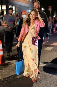 Photo by: zz/KGC-505/STAR MAX/IPx 2021 10/21/21 Sarah Jessica Parker on the set of the "Sex And The City" reboot film, "And Just Like That" on October 21, 2021 in The West Village, Manhattan, New York City. (NYC)