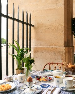 A table setting at Café Lapérouse in Paris
