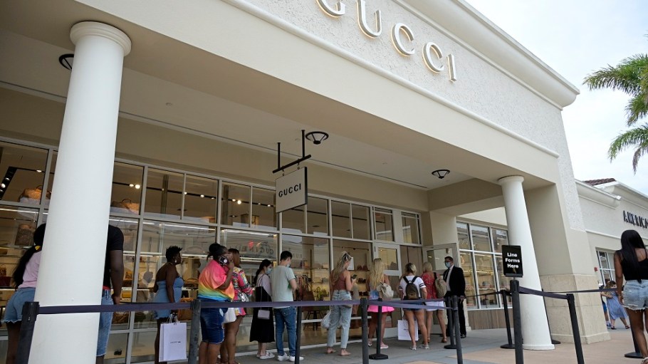 Gucci and Intesa Sanpaolo unveiled a collaboration focused on sustainable and inclusive practices in the supply chain.